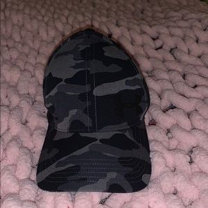 UNDER ARMOR women’s hat camouflage
